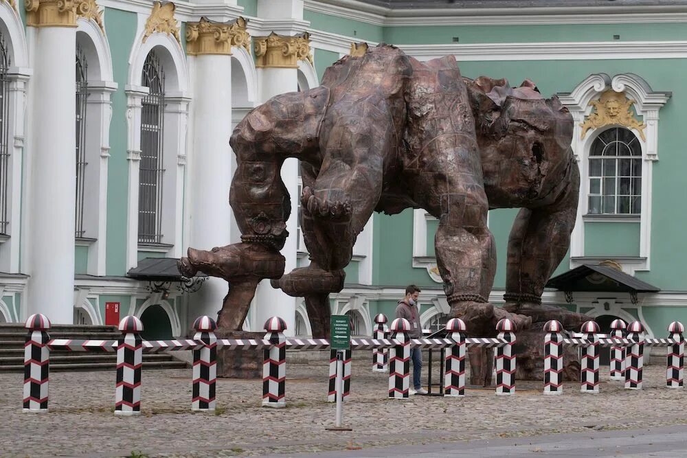 Слепые кони фортуны эрмитаж. Эрмитажный будда скульптура. эрмитажный будда чжан хуань. эрмитажный будда во дворе зимнего дворца. скульптуры «эрмитажный будда» во дворе зимнего дворца.