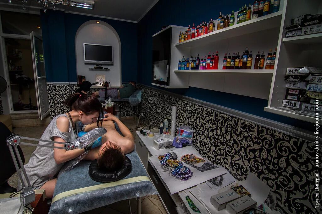 тату студия. тату салон. салон татуировок. номер тату салона. тату салон помещение.