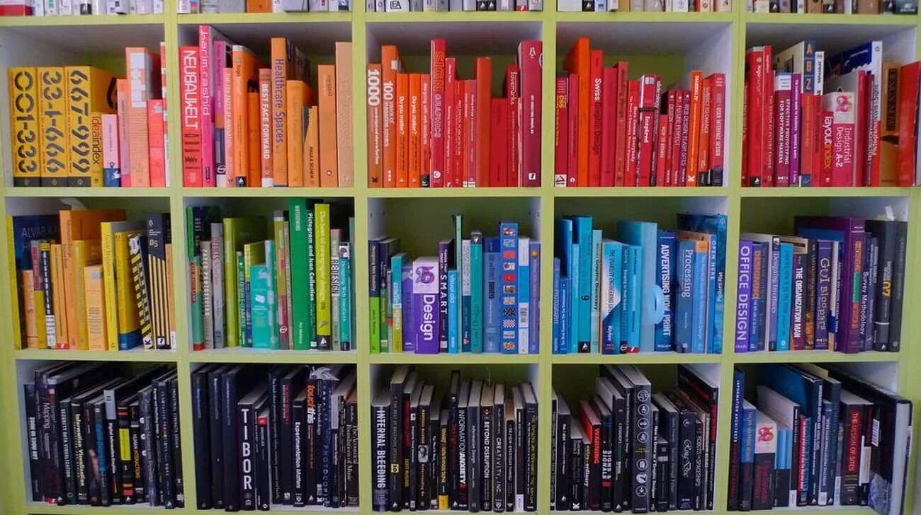 Billy ikea книжный шкаф. Порядок на книжных полках в. Стеллажи для библиотеки. Порядок на книжных полках. Расстановка книг на полках.