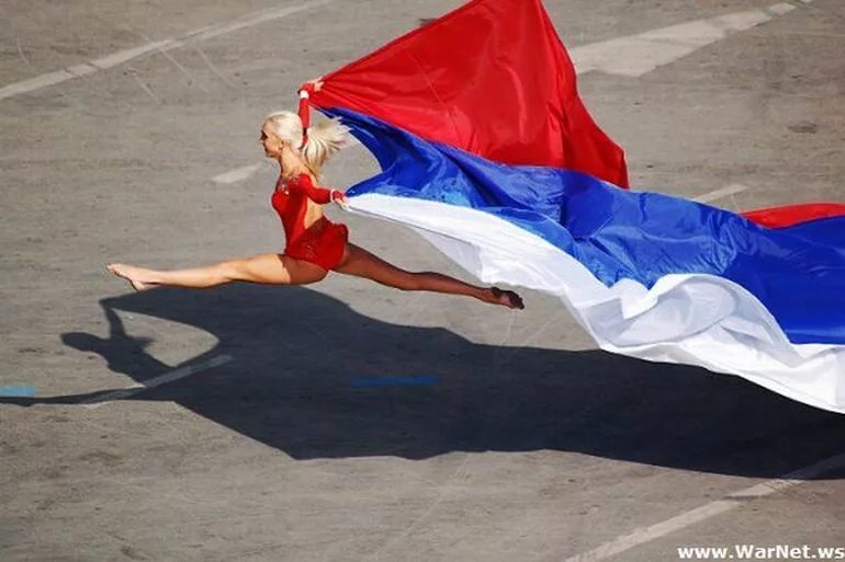 Девушка с флагом России. Красивый российский флаг. Платье в стиле российского флага. Спортсмен с флагом. Весел рф
