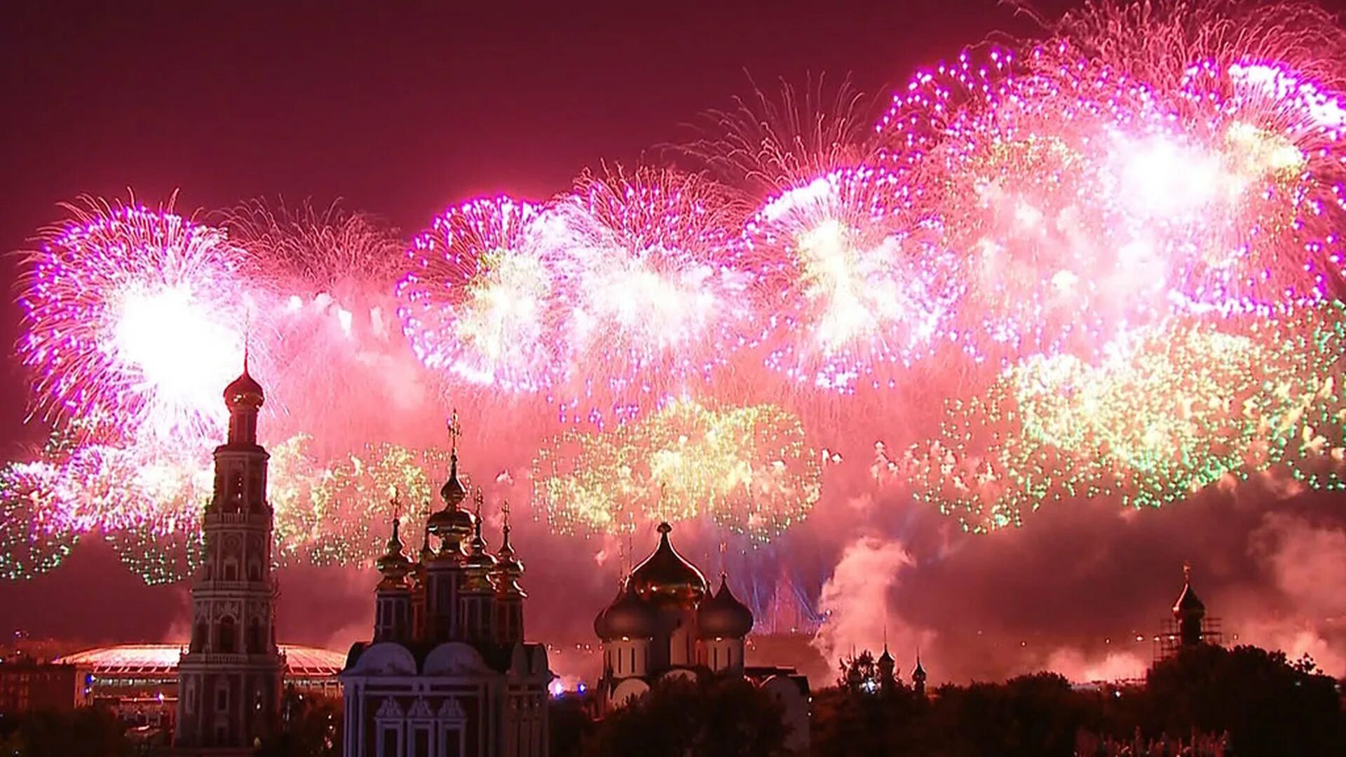 Салют в москве день защитника отечества. Салют Победы в Москве. Салют в Москве день Победы 2022. Салют Победы 2020 Москва. Салют Триколор в Москве 9 мая 2022.