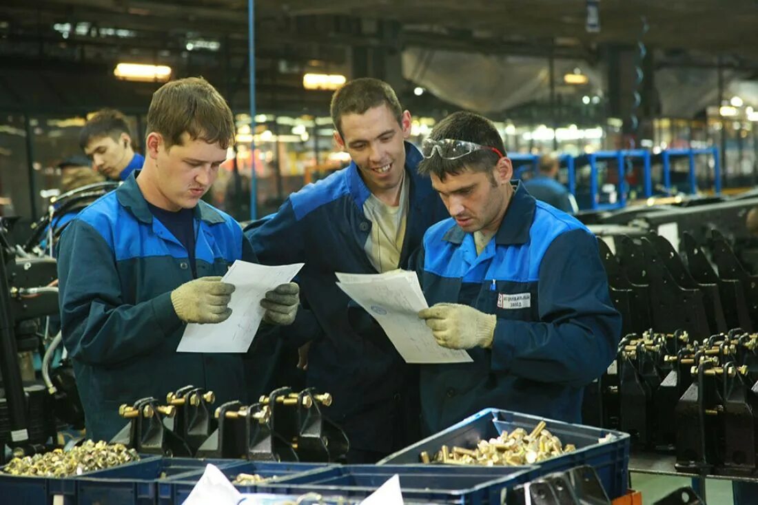 Отрасли экономической деятельности в россии. Инженер на заводе. Сколько человек трудятся на предприятиях комплекса. Предприятия по видам экономической деятельности. Численность производственного персонала.