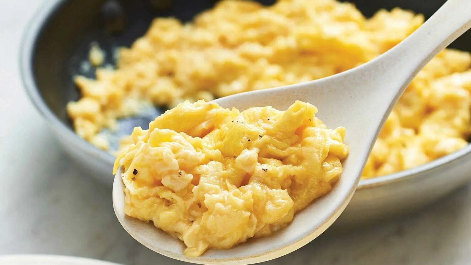 Яичница болтунья и скрэмбл. Яичная болтунья. Яичница глазунья. Омлет скрэмбл. Омлет и тост с ветчиной.