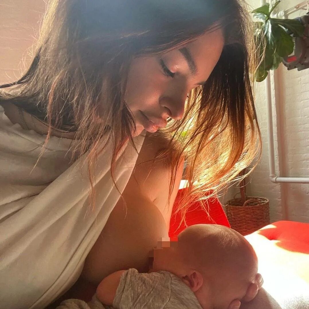 Мама показала сосок. Мать показала сыну грудь. Кормящая женщина. Дочь милы йовович. Лактация девушки.