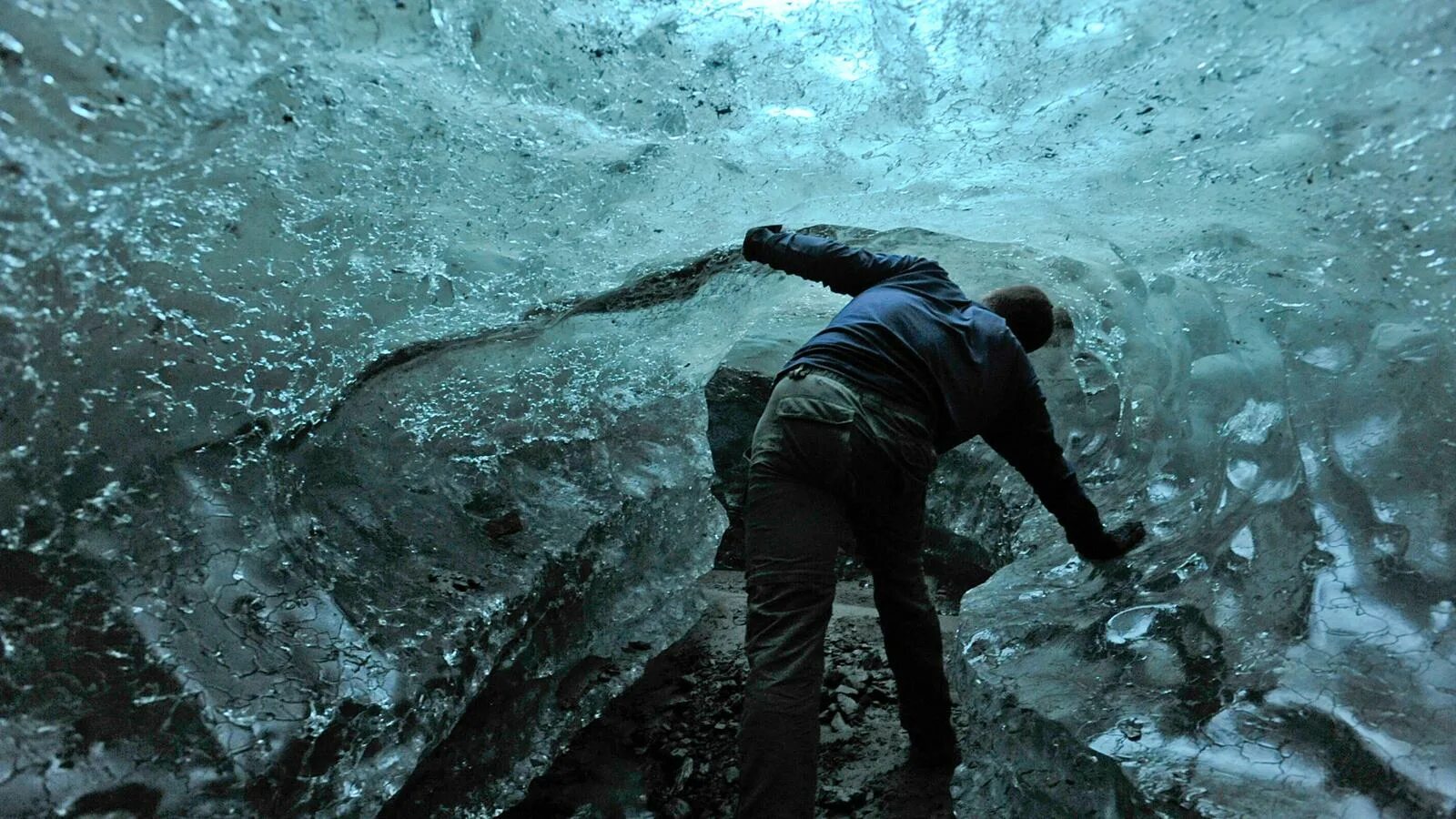 Поды человека. Джон Сноу подо льдом. Вода подо льдом.