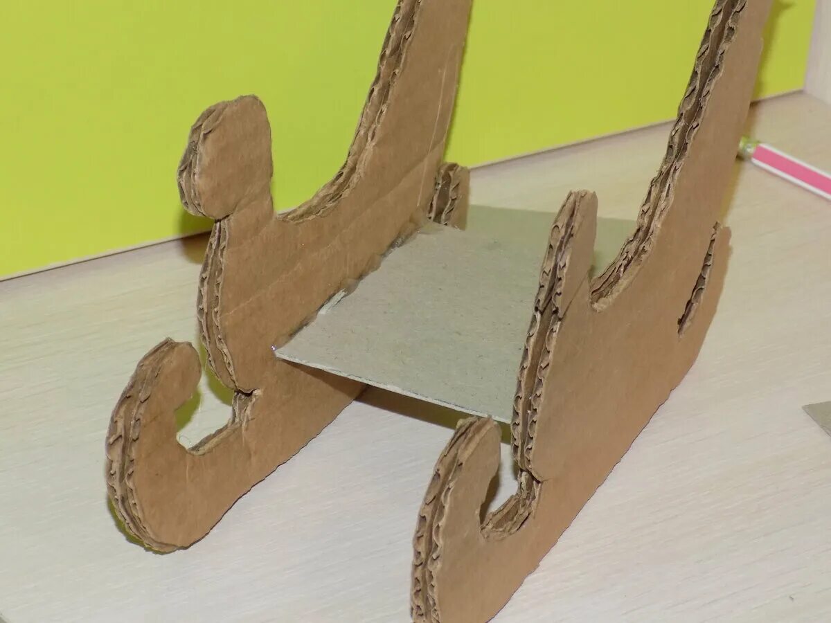 Сани деда мороза из картона. Сани деда мороза поделка в детский. Поделки санки своими руками новогодние. Поделки санки своими руками новогодние. Санки поделка.