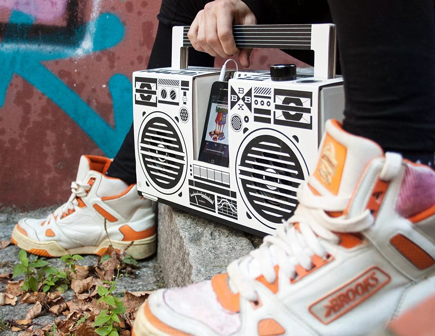 Литл компани мод на бумбокс. Boombox sneaker. бумбокс вещь. boombox под смартфон. бумбокс адидас.