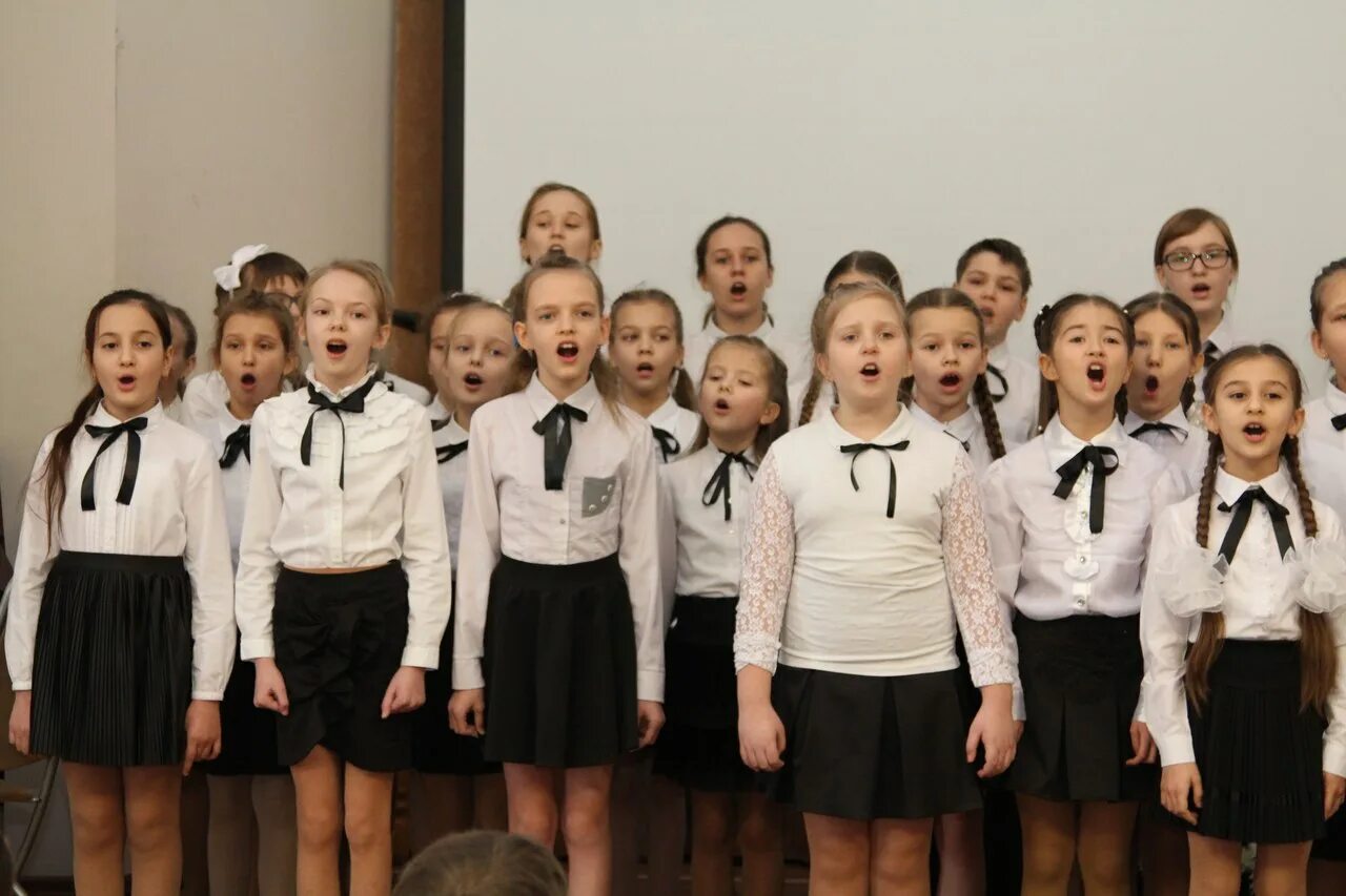 Одежда для хора. Школьный хор. Музыкальная школа детский хоровая. В хоре 24 девочки. Хор кантилена ухта.