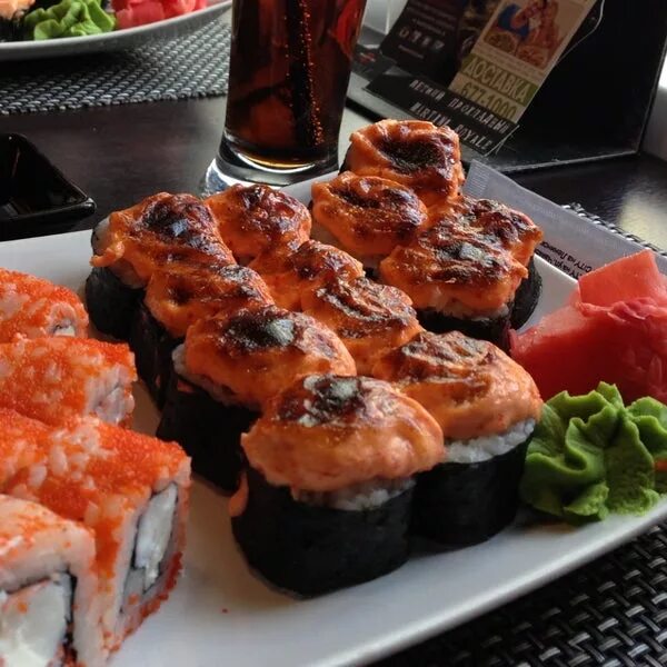 Суши на белом. Токио сити косыгина 22. Канагава ролл токио сити. Токио сити колпино. Токио суши санкт.