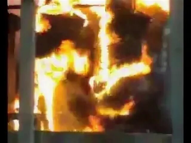 Плейстейшен сгорела. Горящая ps4. Разбитая пс4 слим. Разбитая сони плейстейшен 4. Горящие пирамиды.