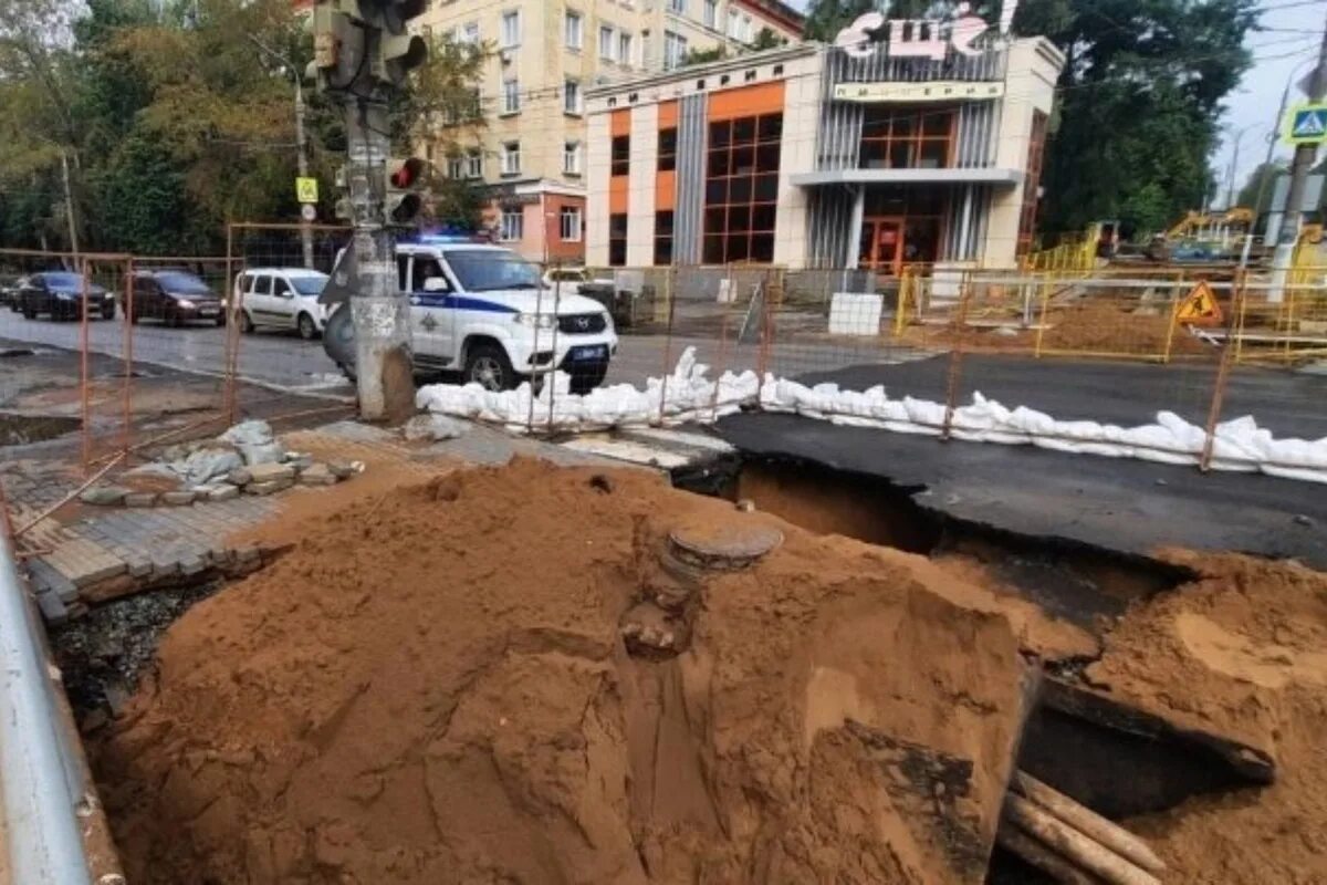 Где провалился асфальт. Провал на улице Пермякова. Советская Коммунаров Ижевск. Ремонт на улице большая. Омск. Провал асфальта у библиотеки Пушкина.