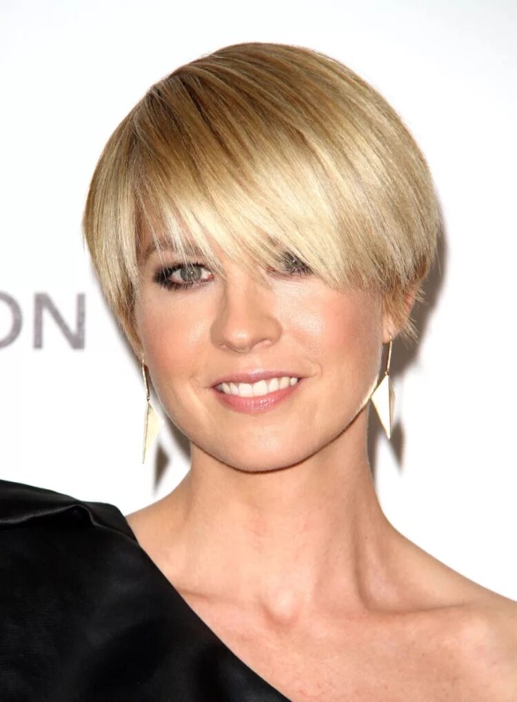 Стрижки для тонких и редких волос для женщин. Короткие стрижки на тонкие волосы. Короткая стрижка мало волос. Стрижки на тонкие волосы редкие волосы. Мишель уильямс с прямой чёлкой.