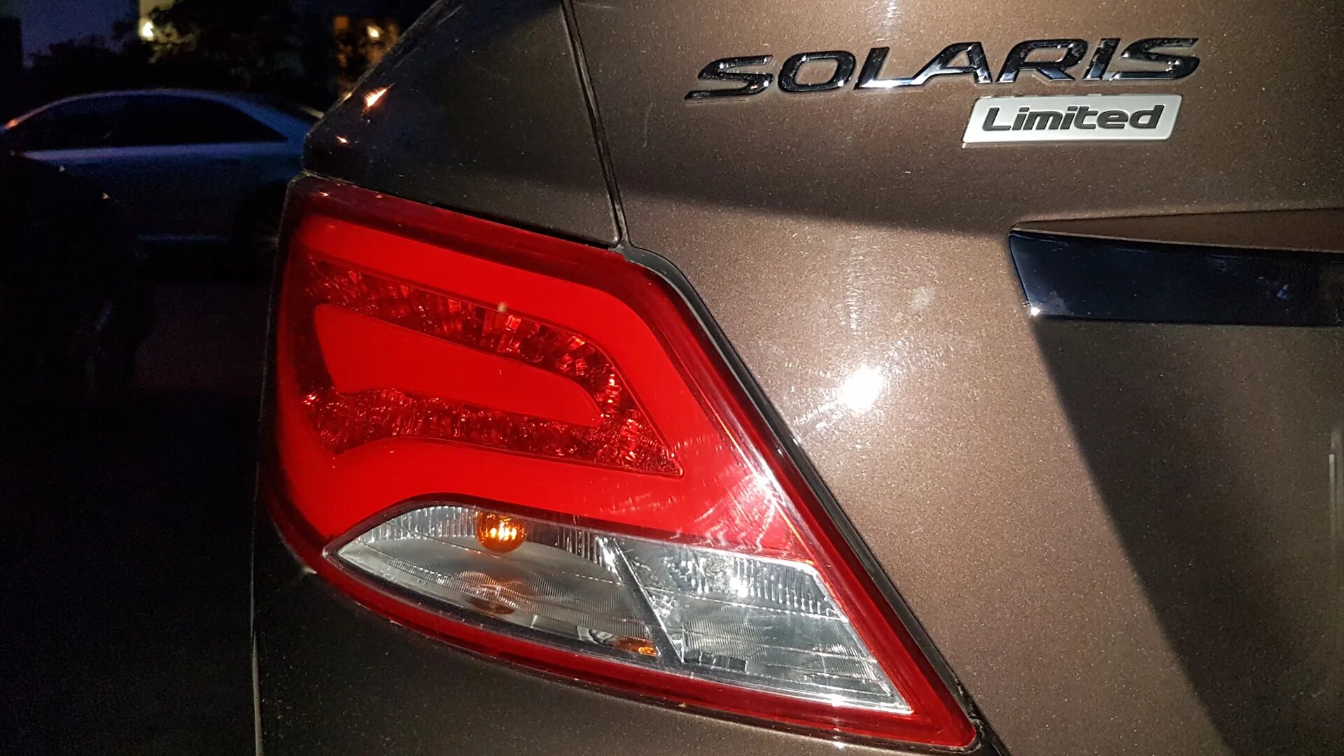 Шильдик хендай солярис. Шильдик солярис. Черный шильдик хендай солярис. Тонировка шильдика hyundai. Шильдик hyundai.