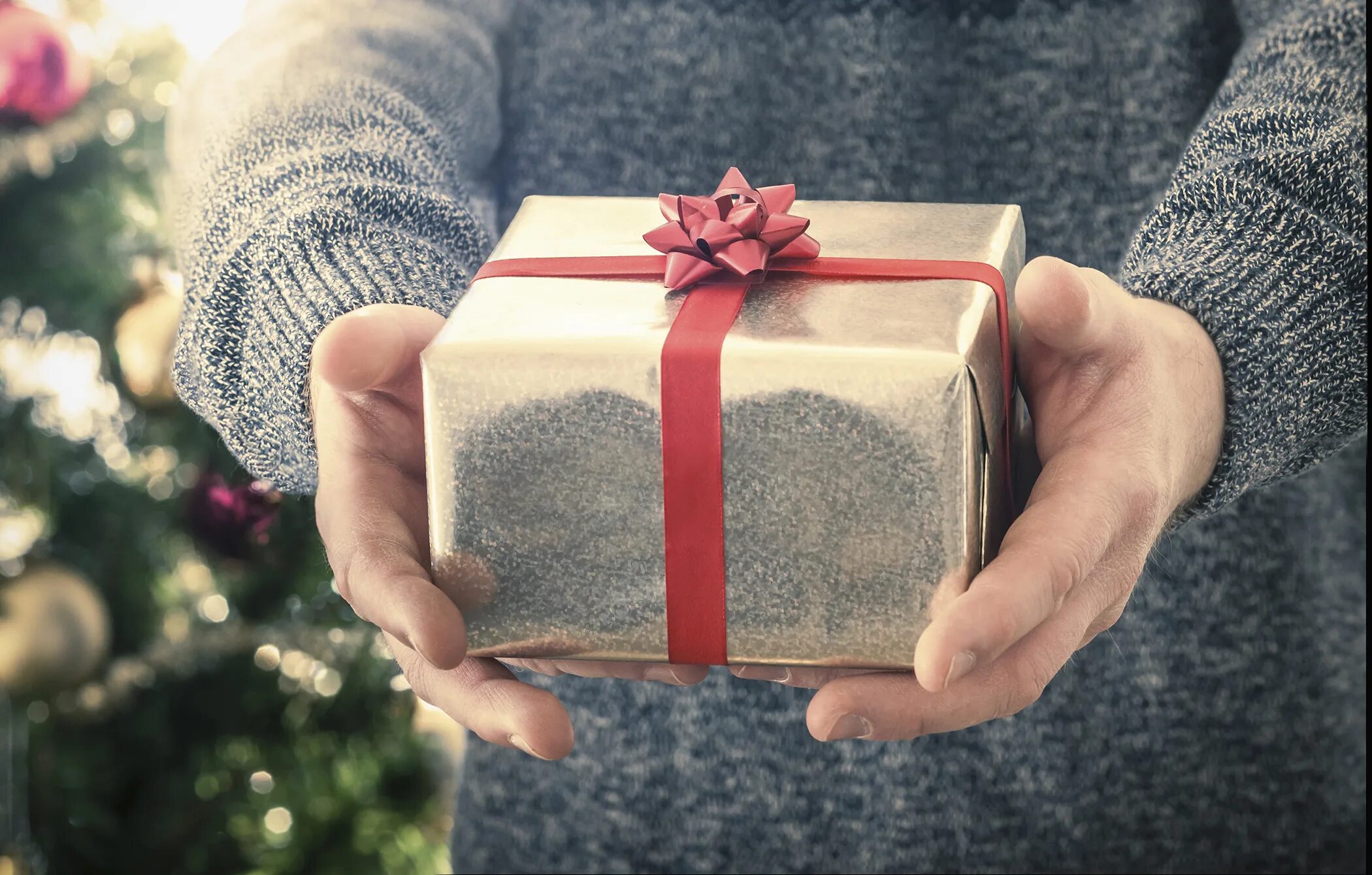 Buy and bring gifts. Подарки. Сани с подарками. Каско в подарок вектор. Вручает подарок.