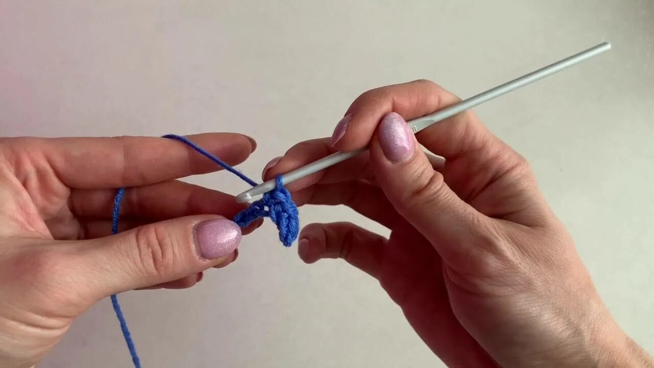 Перекрещенный столбик крючком. Узор крестики крючком поворотными рядами. Два рукава одновременно на круговых спицах. Связать 2 видео. Вязание спицами петли.