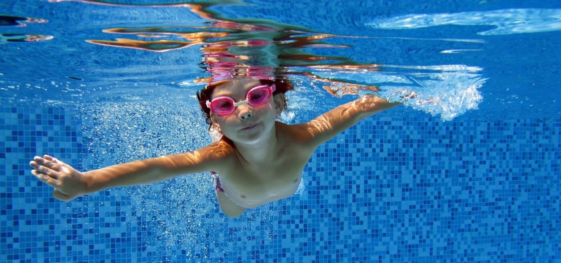 Молоденькие в бассейне играются. They had swum in the pool. Бассейн гиф. Девушки 16 лет играют на бассейне. Клан сопрано в бассейне.