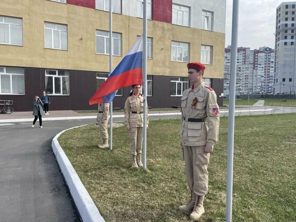 Линейка поднятия флага в школе. Школа 24 симферополь. Патриотическая линейка в школе. Линейка поднятия флага в школе. Патриотичные линейки.