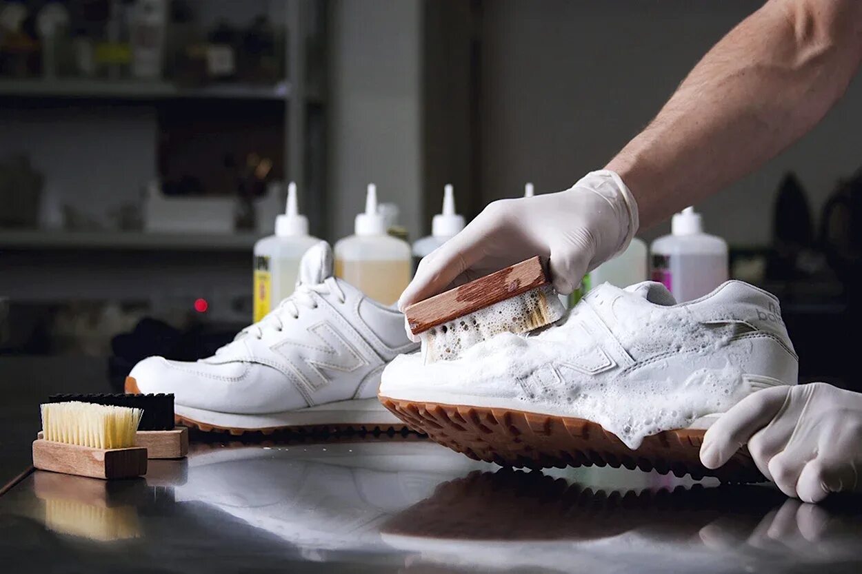 Помыть кроссовки. Чистка белой обуви. Cleans кроссовки. Shoe cleaning. Химчистка кроссовок.