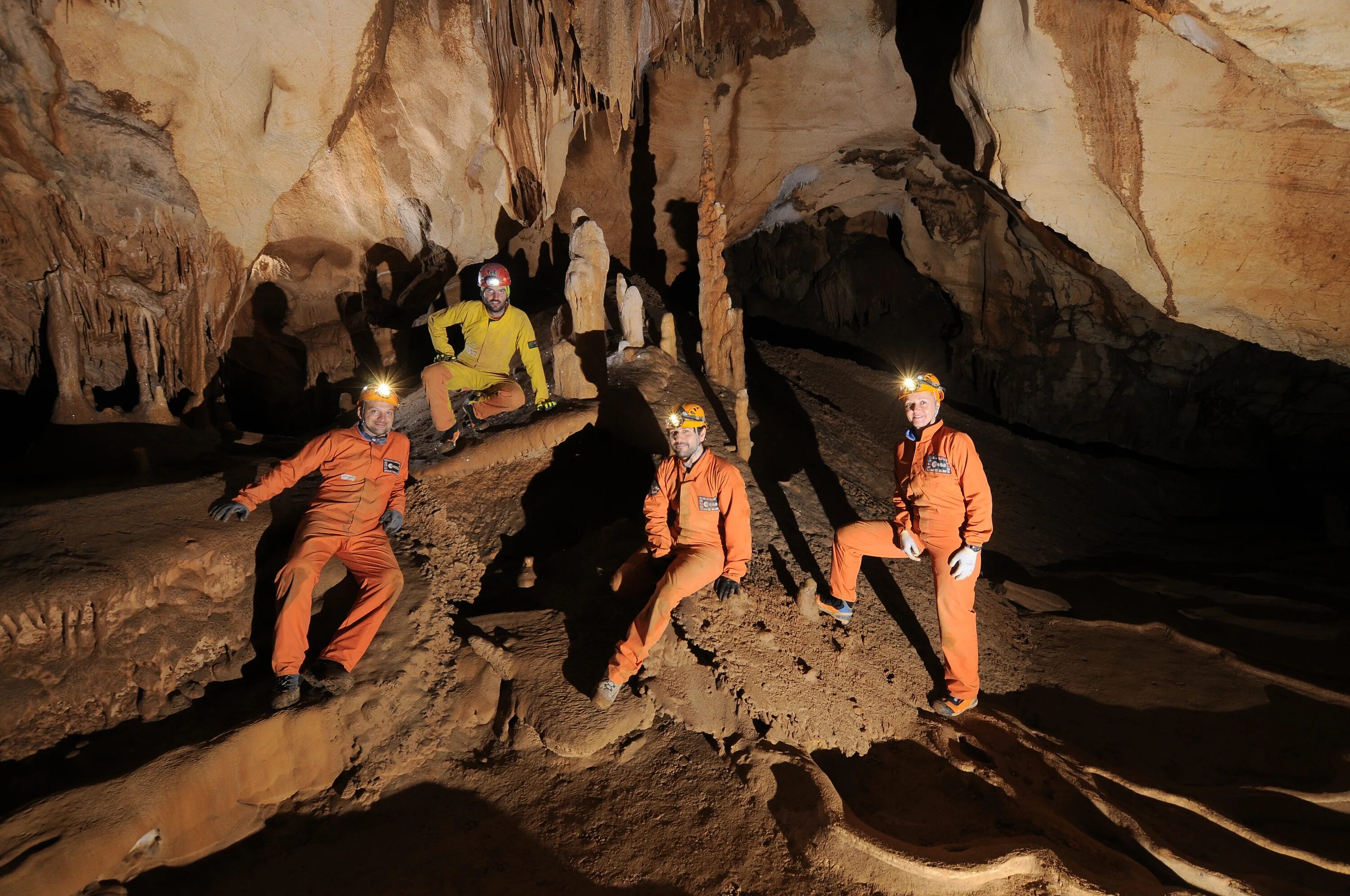 Почему экспедиция по изучению пещеры была. Спелеотуризм. Спелеотуризм туризм. Спелеологи в пещере. Исследователь пещер.