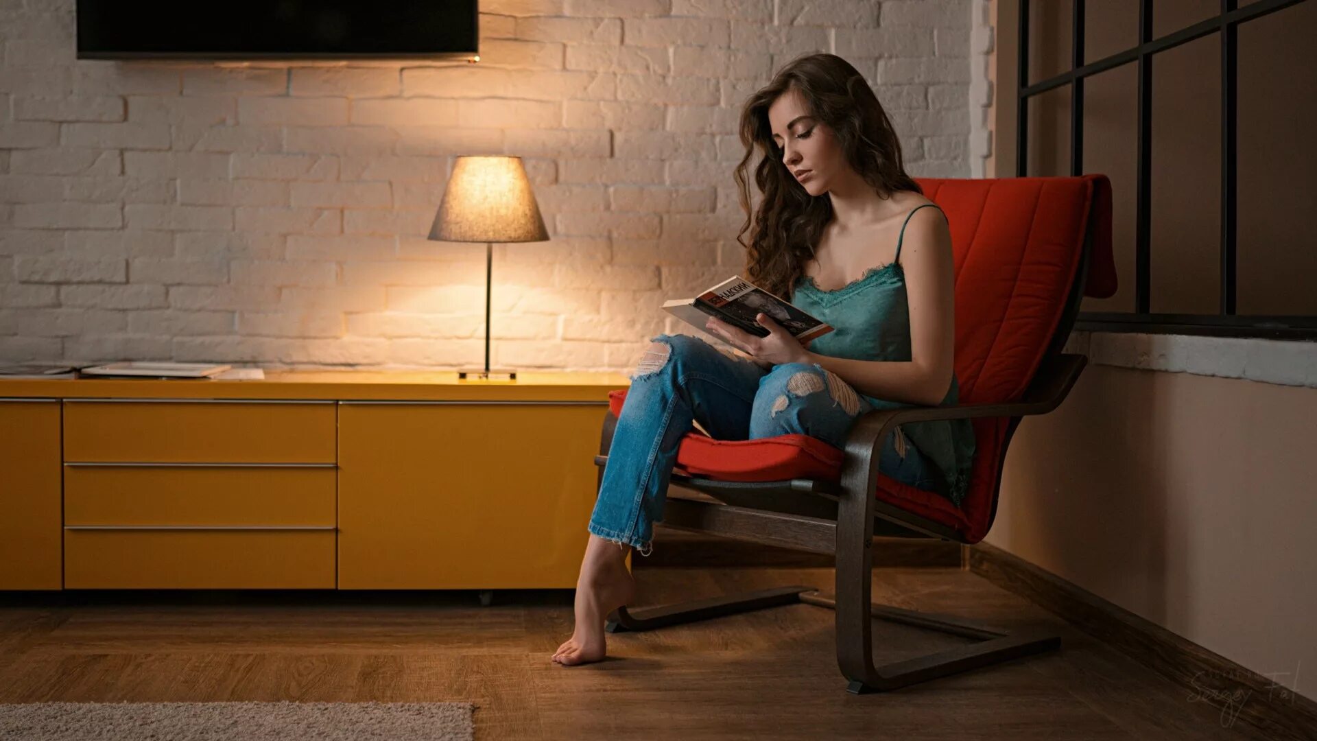 ). Валери эрнандес босиком. Босиком. Nicebeatzprod исполнительница 2021. Девушка босиком в кресле.