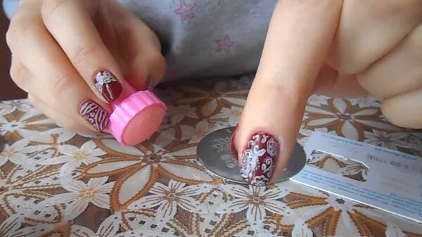 Можно использовать обычный лак для стемпинга. Стемпинг для ногтей. Краска для стемпинга kaleidoscope. Краска для стемпинга kaleidoscope el corazon. Как пользоваться стемпингом для ногтей пошаговое фото для начинающих.