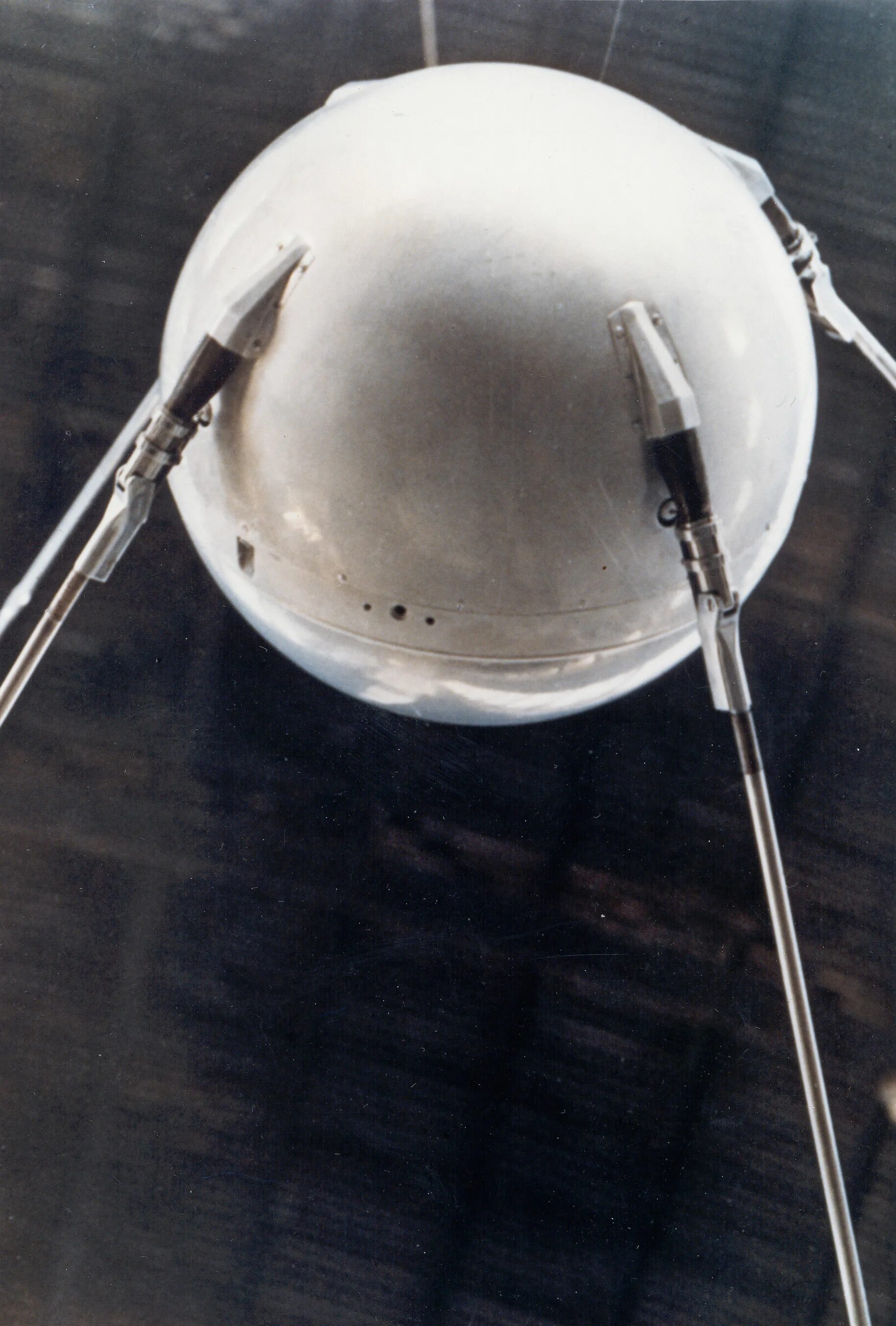 Самый первый спутник земли. Первый искусственный Спутник земли 1957. Искусственный Спутник СССР 1957. Первый Спутник СССР. Спутник-1 искусственный Спутник.