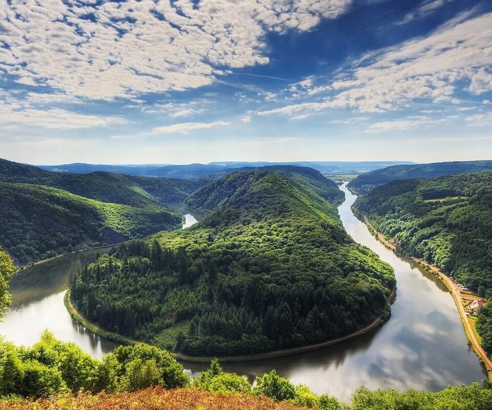 Она сильная река. Река Саар Германия. Река сюр Люксембург. Люксембург природа. Изгиб реки.