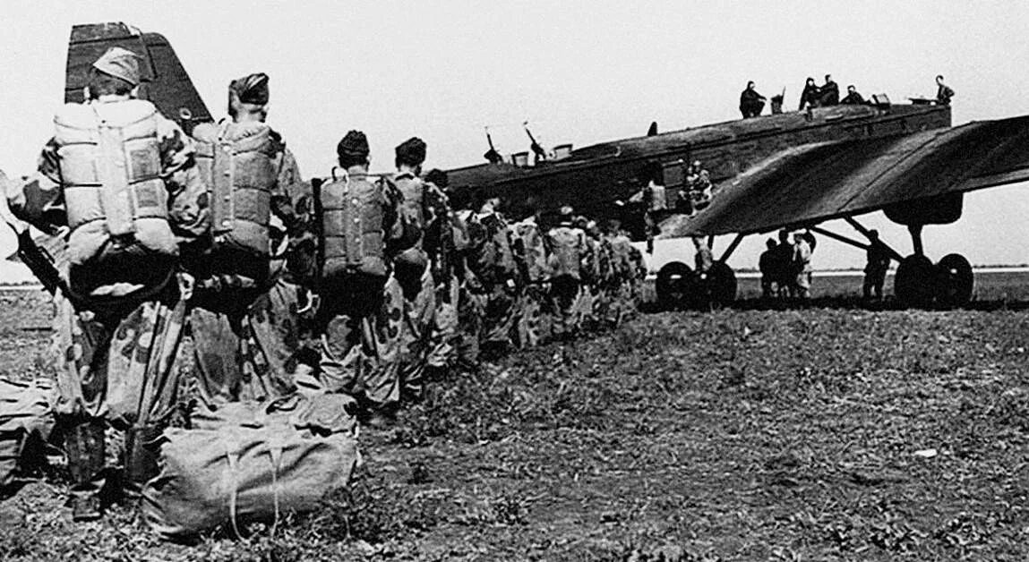 Десант 2 августа 1930 года. Вдв 1930 год. Вдв ссср 1930. Высадка парашютного десанта с тб-3. Самолет тб3 десантный.