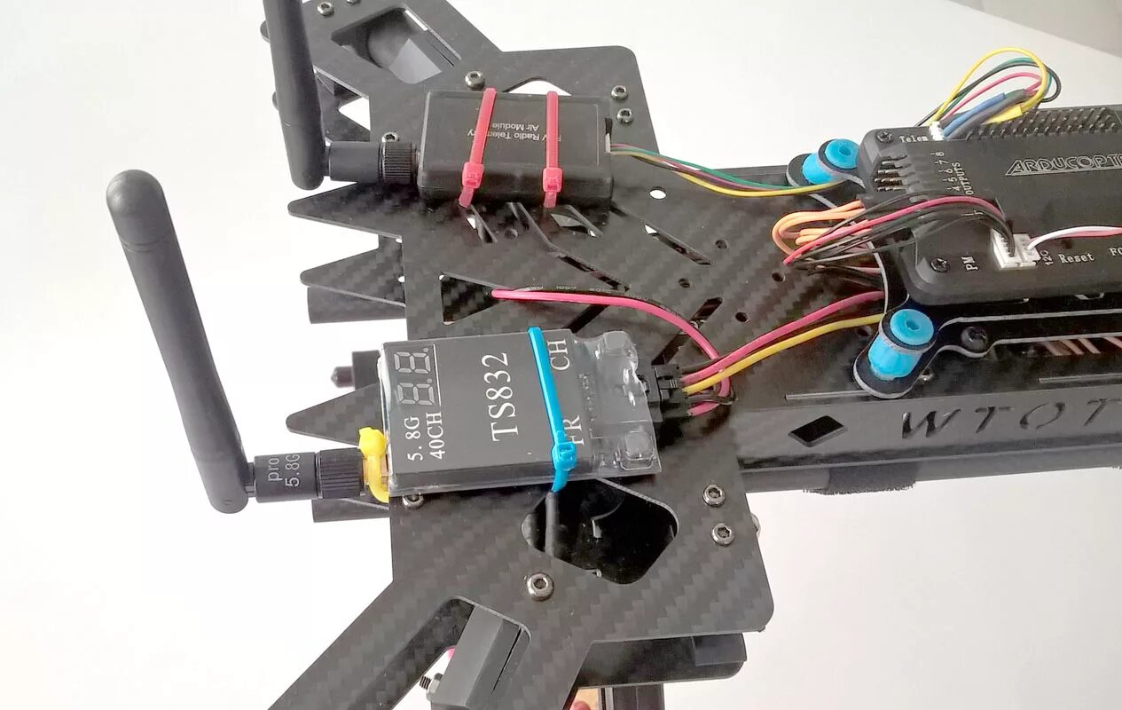 Как подключить пульт к fpv. Fpv камера для квадрокоптера. распиновка видеопередатчика fpv. четырехканальный fpv приемник hawk.