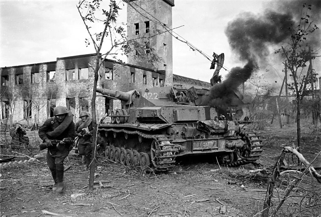 Битва танков в городе. Сталинградская битва (1942-1943 годы). битва в сталинграде 1942. бои за сталинград 1943. бои за сталинград в 1942.