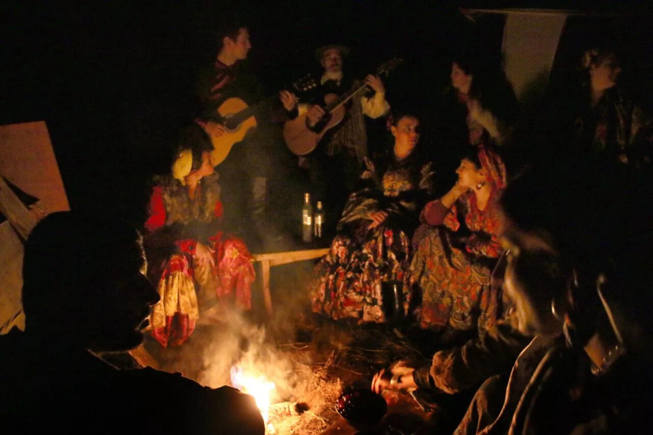 Цыганская кибитка у костра. Цыганский табор костёр в степи. Ковбой у костра. Цыганка у костра. Цыганка у костра.