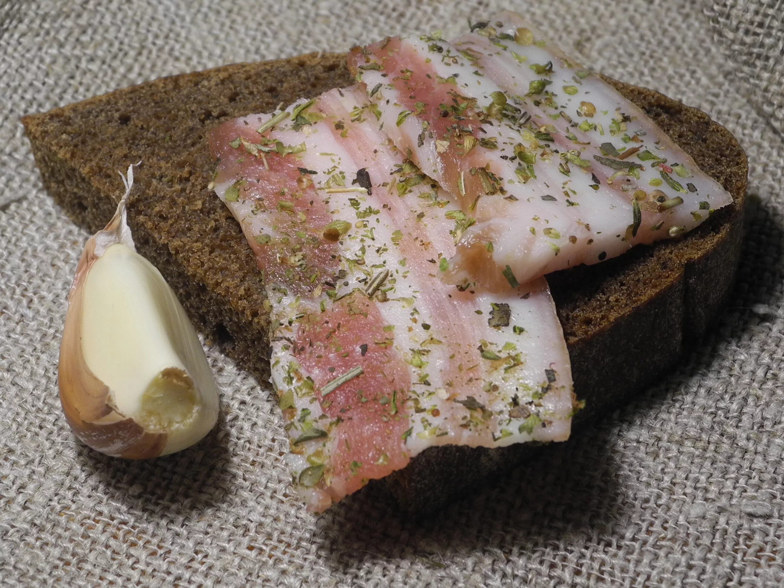 грудинка свиная соленая. вареное саго. сало с чесноком. сало соленое. сало со специями.