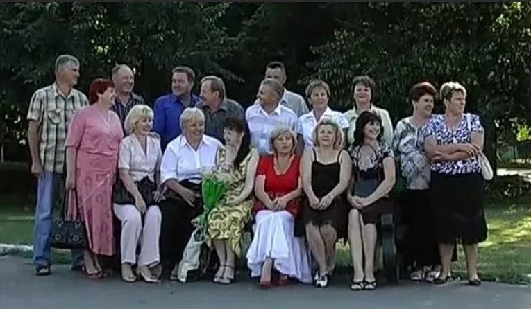 Встреча одноклассников 20 лет. Платья на 30 лет встреча выпускников. платье для встречи выпускников 20 лет. платье для встречи выпускников через 30 лет. наряд для встречи выпускников 30 лет.