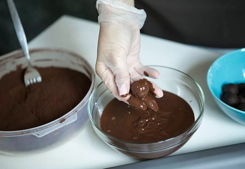 Как сделать шоколад без. Приготовление домашнего шоколада. Домашний шоколад. Готовка из шоколада. Изготовление домашнего шоколада.