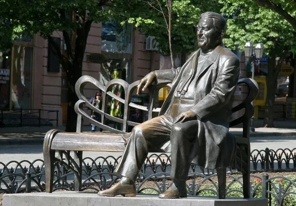 Песни про одессу утесов. Утесов одесса. Памятник леониду утесову в одессе. Утёсову в одессе фото. Памятник леониду утесову.