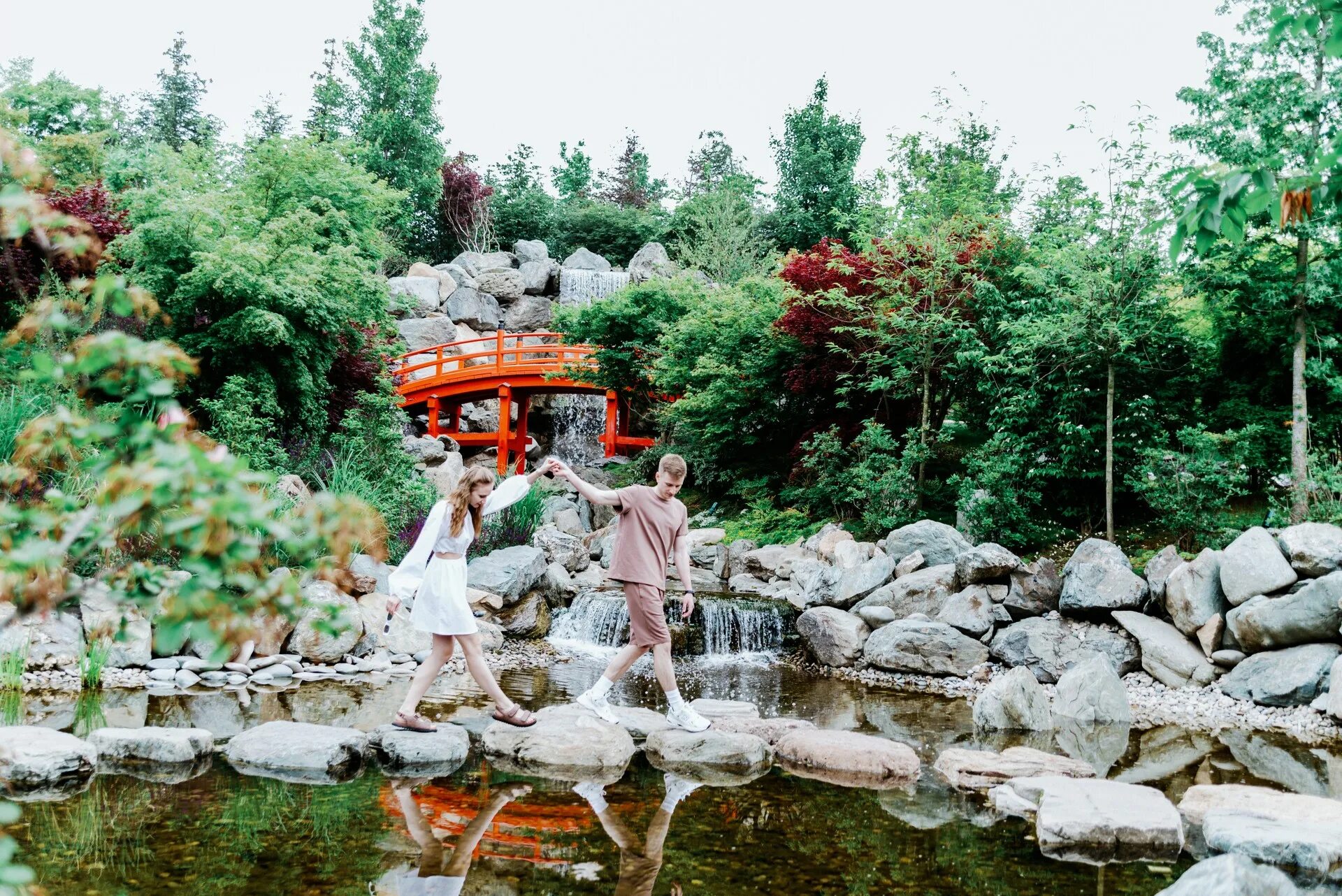 Японский сад краснодар где. Пагода в японском саду Краснодар. Японский сад Краснодар. Японский сад в Краснодаре дракон в воде. Фотосессия в японском саду Краснодар.
