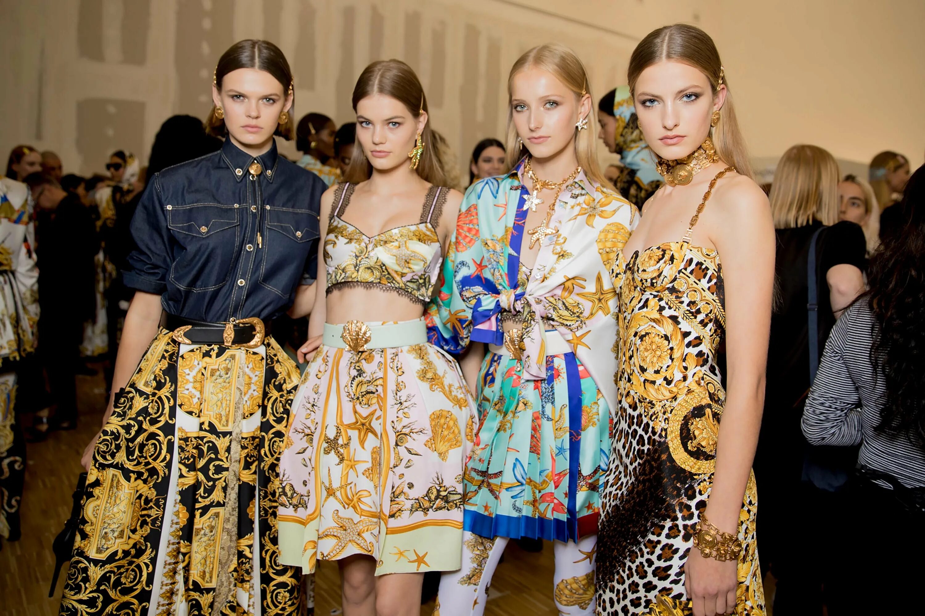 Последняя коллекция версаче. Показ коллекции кристиан диор 2018. Донателла версаче коллекции. Карл лагерфельд и коко шанель. Известные коллекции одежды.