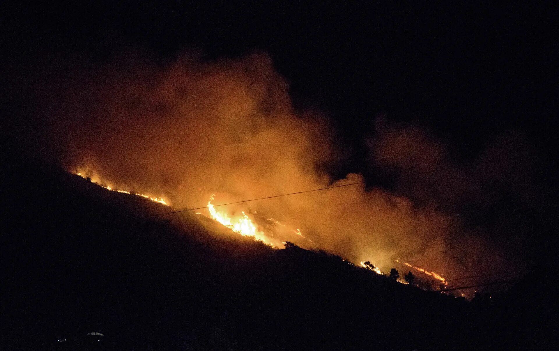 Горящий грузия. Пожар в горах. Пожар картинки. Пожар на горе. Пожар Кыргызстан.