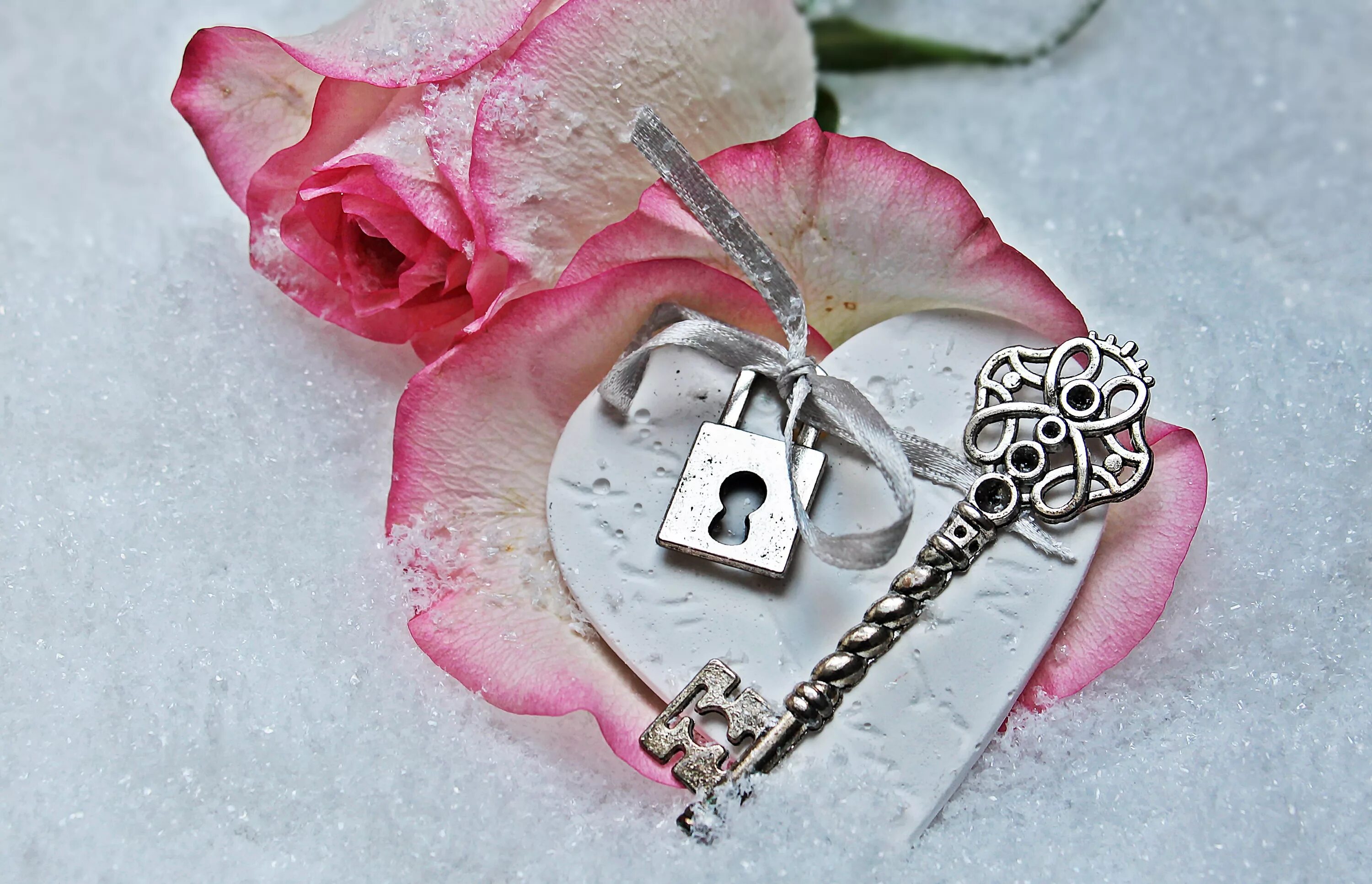 Зима на сердце на душе оригинал. Ключ от сердца. Красивые ключи. Сердце из роз на снегу.