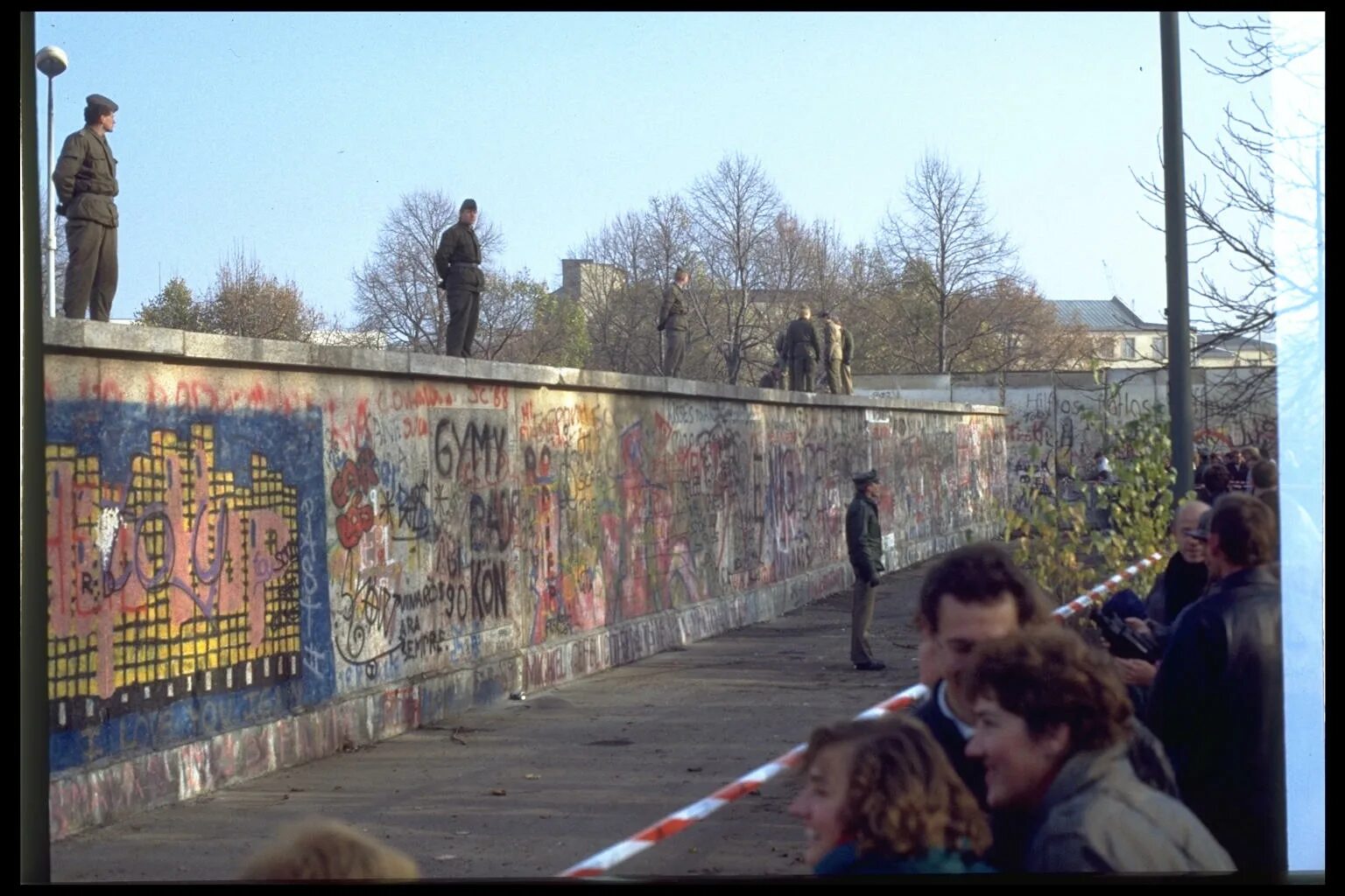 Символ берлинской стены. Берлинская стена (berlin wall). берлинская стена 1975. мемориал берлинской стены в берлине. берлинская стена блокпост.