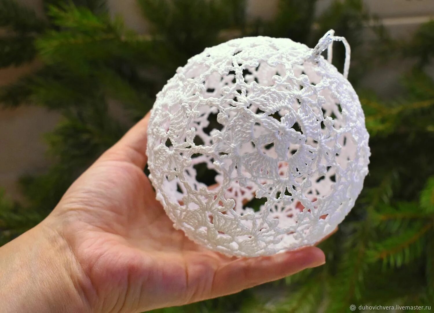 Ажурные игрушки. Новогодние шары крючком из пряжи. Вязаные елочные игрушки. Новогодние игрушки крючком ажурные. Шары на елку крючком.