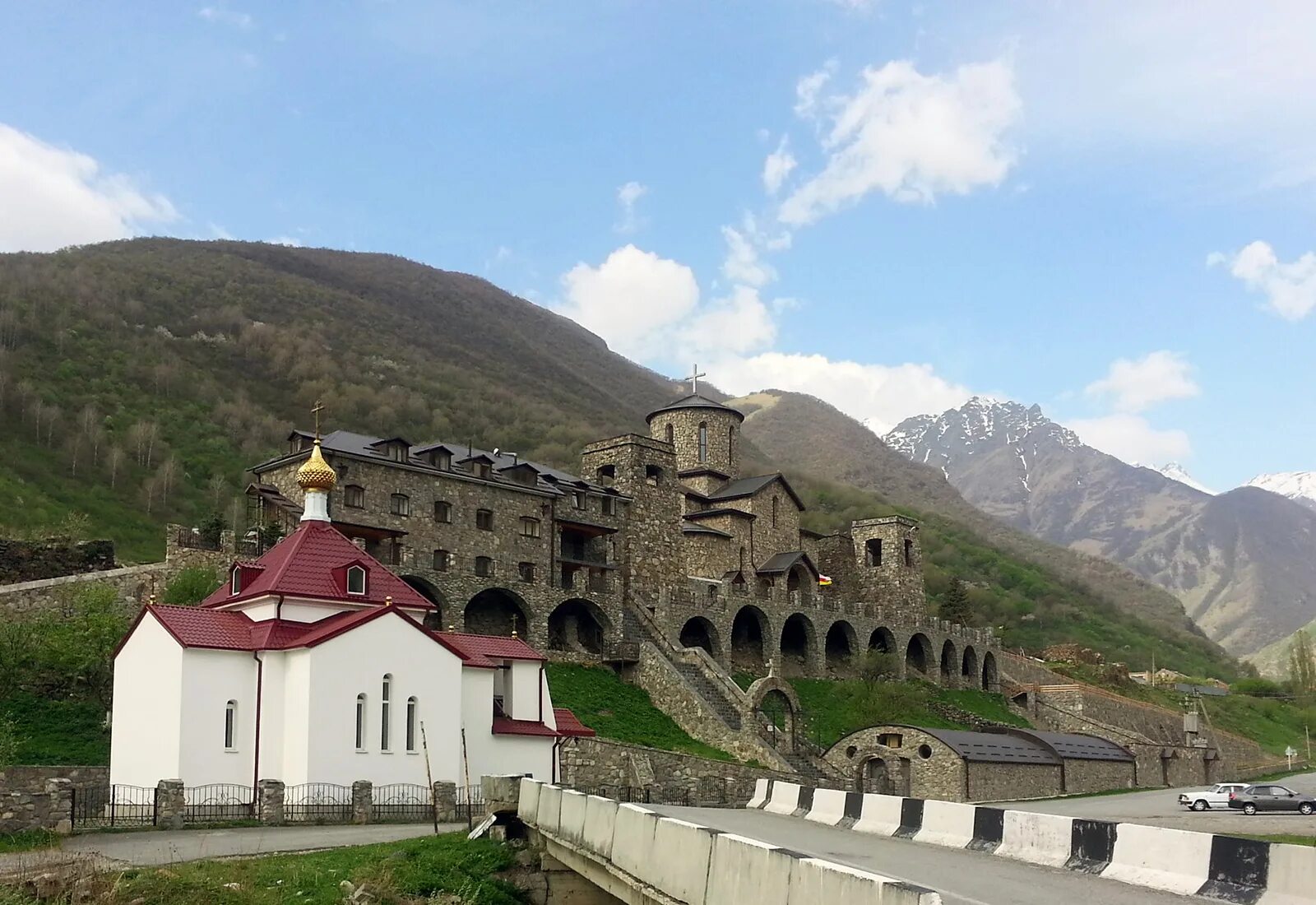 Аланский успенский монастырь северная. Аланский Свято-Успенский мужской монастырь. Аланский мужской монастырь Северная Осетия. Аланский Успенский монастырь Северная Осетия. Мужской монастырь в Северной Осетии Фиагдон.