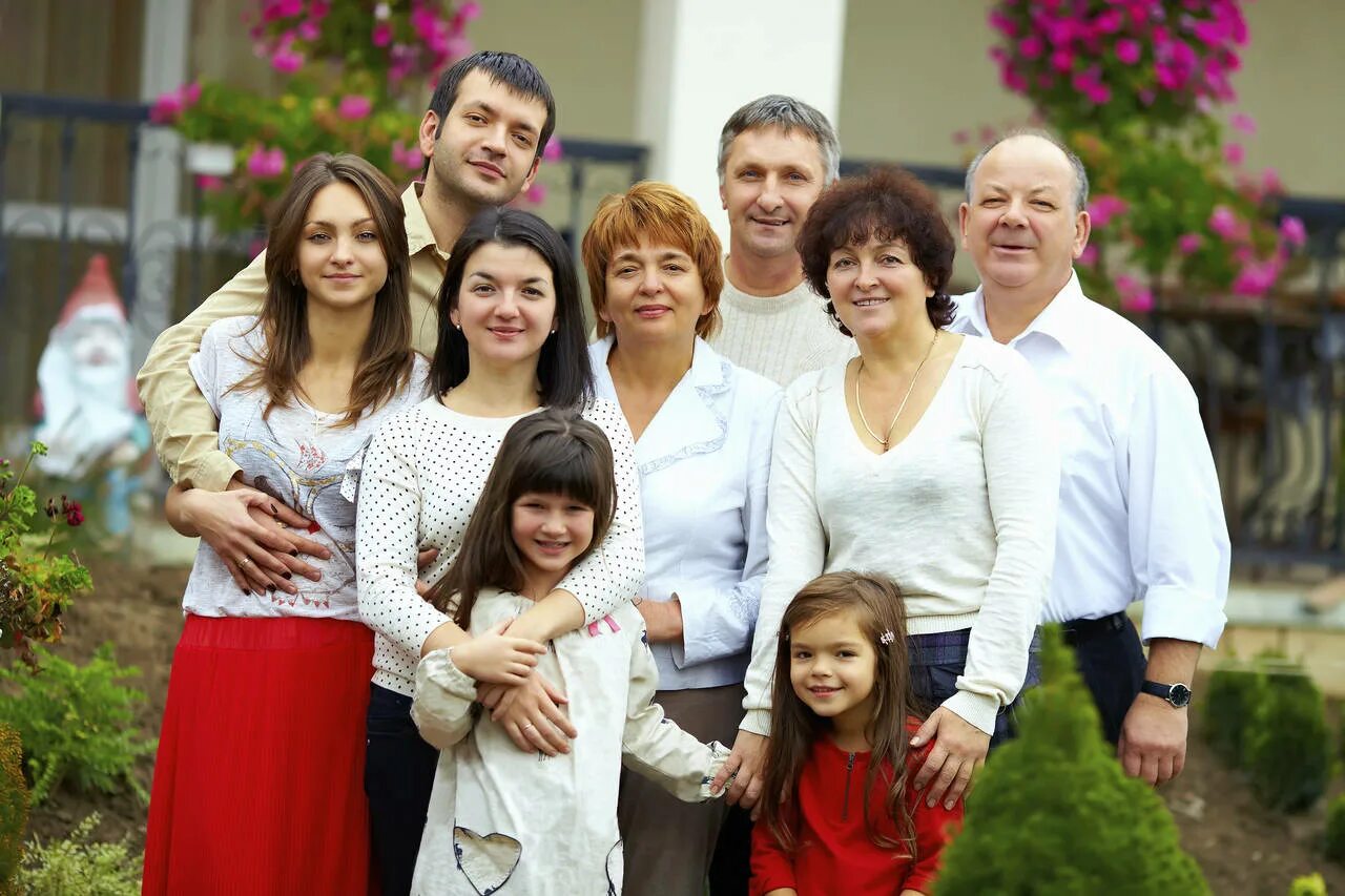 Замечательные родственники. Большая семья. Фотография семьи. Семья родные. Большая счастливая семья.