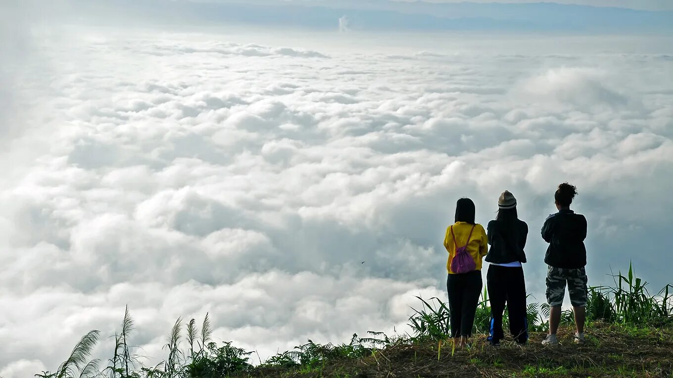 Горы Тайланда выше облаков. Phetchabun облака. Фото человек над облаками. Пешком над облаками Пыпин.