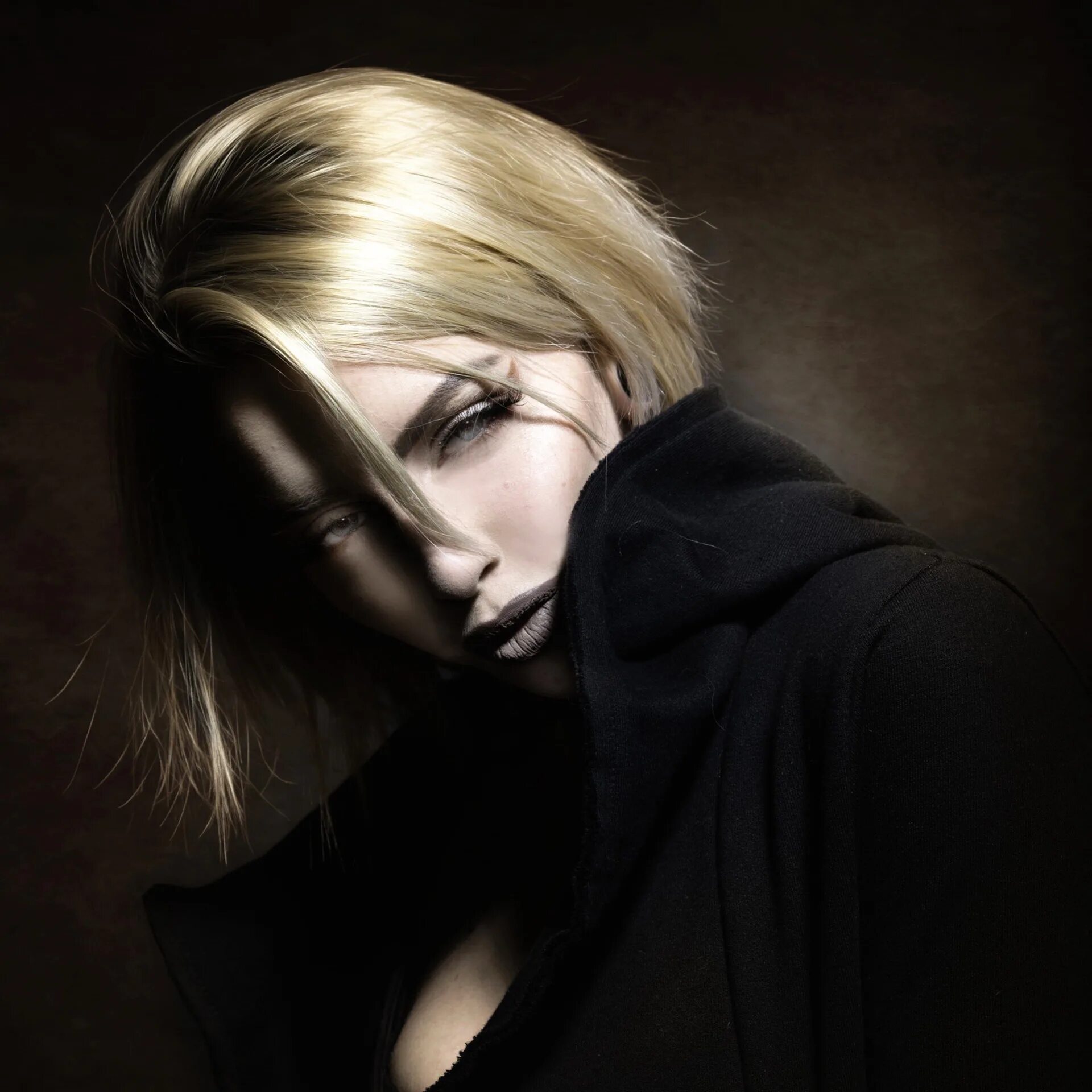 Надменная душа. Девушка оборачивается. Пронзительный взгляд девушки. Фото черно-белое философия воспрянь. Надменный взгляд.