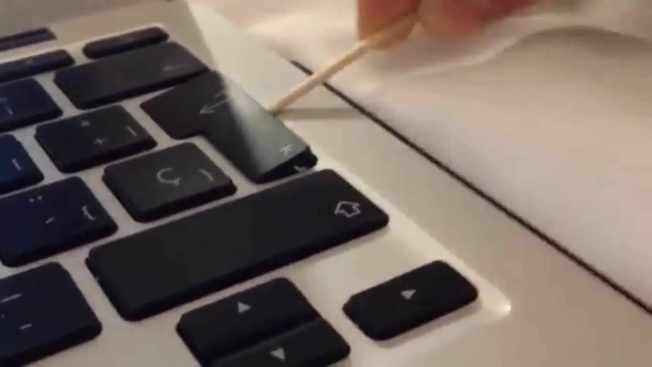 Не работает клавиатура apple. Macbook air клавиатура не работает. macbook shows icon when trying to turn on keyboard light.