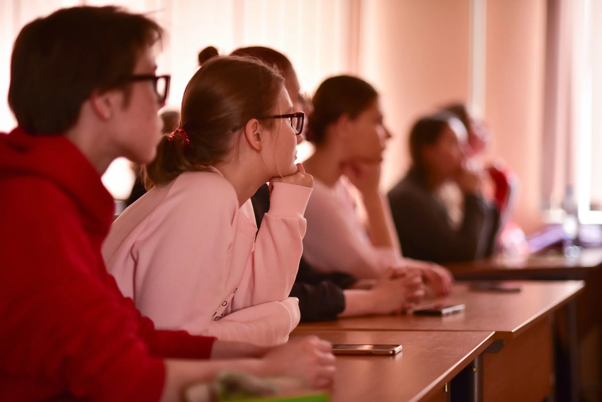 В качестве представителя школы. Студенты. Студенты в аудитории. Студенты колледжа. Студенты техникума.