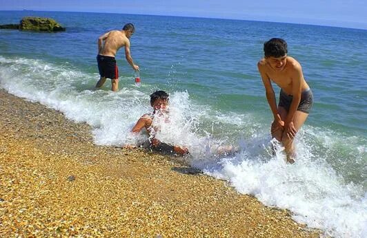 Махачкала пляжи для купания. Каспийское море лучшие пляжи для отдыха с детьми. Пляж дельфин махачкала. Где отдохнуть с детьми на каспийском море. Каспийское море в каспийске дагестан.