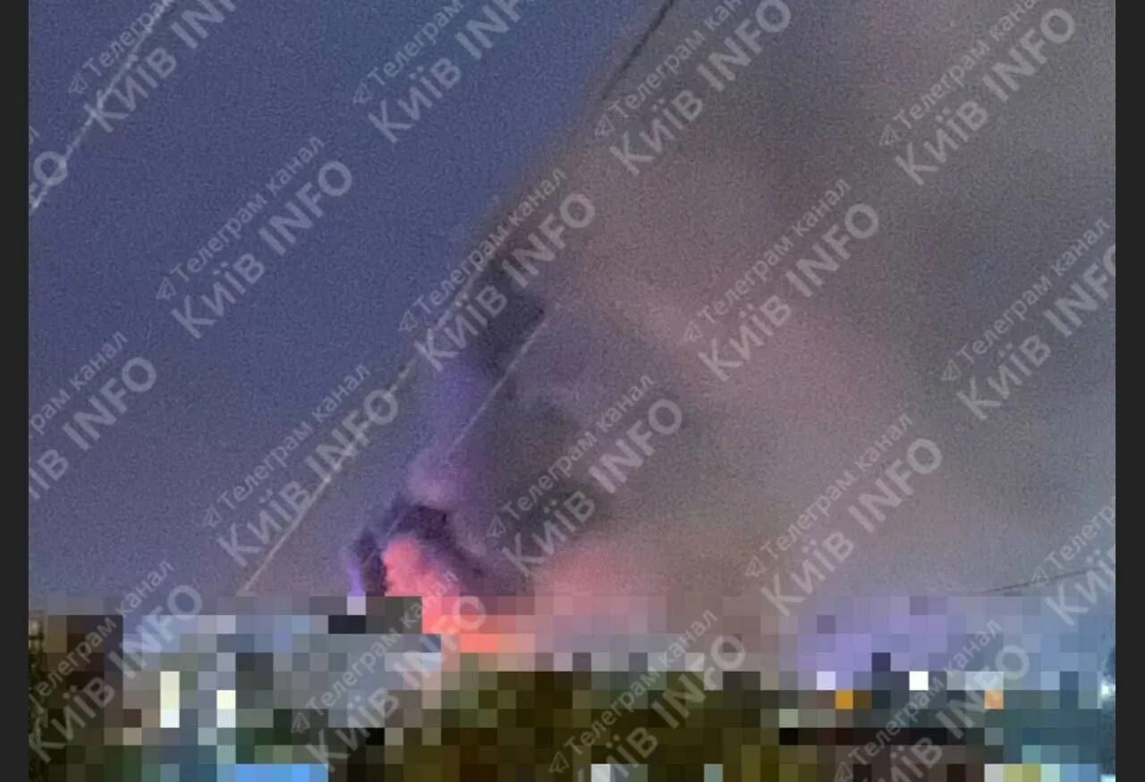 Пожар фото. Взрыв ночью. Взрыв ракеты. Взрывы в Киеве. Почему не наносят удары по киеву