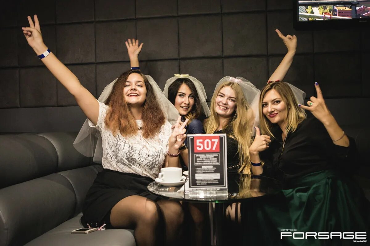 Девичник в баре. Девичник в ночном клубе. Вечеринка девичник. Девичник в ночном клубе. Вечеринка девочек.